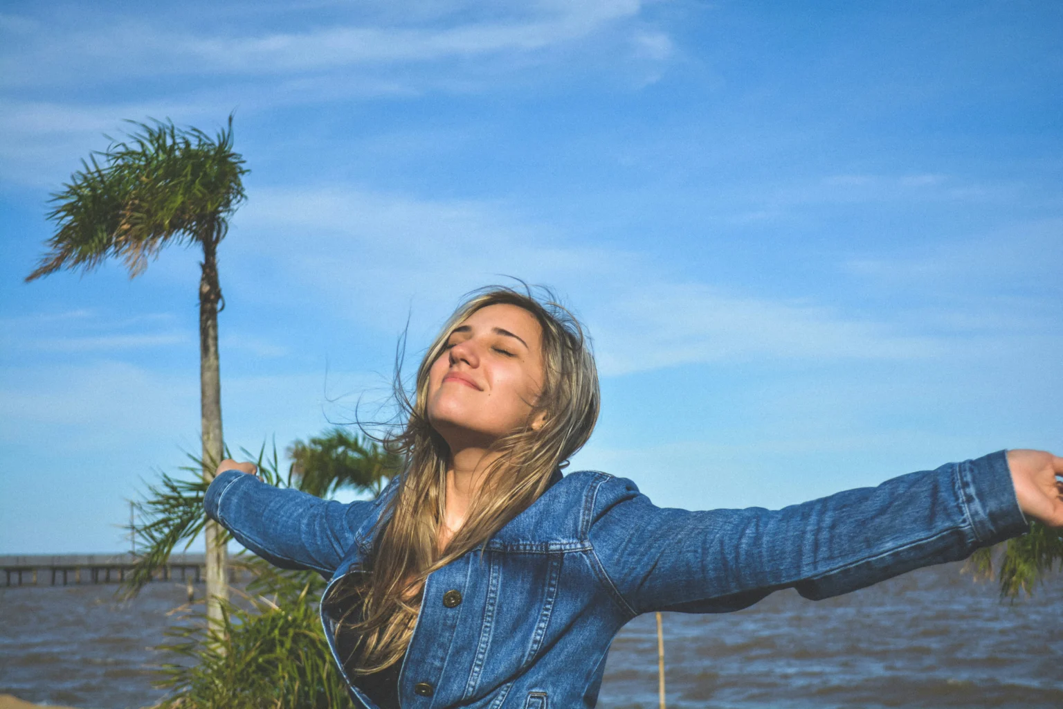 Mulher de braços abertos, calma, depois do produto de gestão emocional